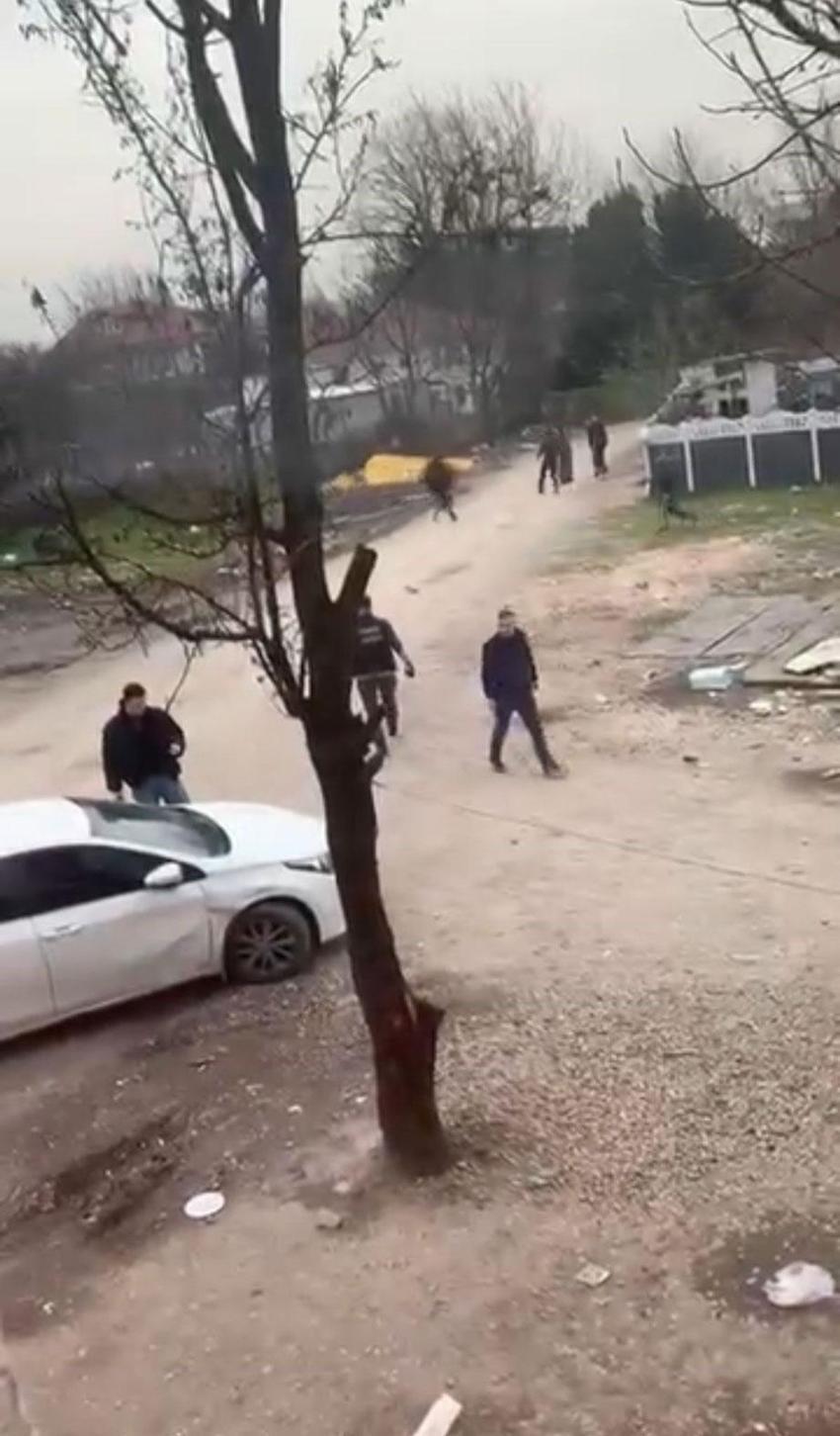 Sakarya Erenler'de hareketli dakikalar: Firariyi vermemek için polise direndiler