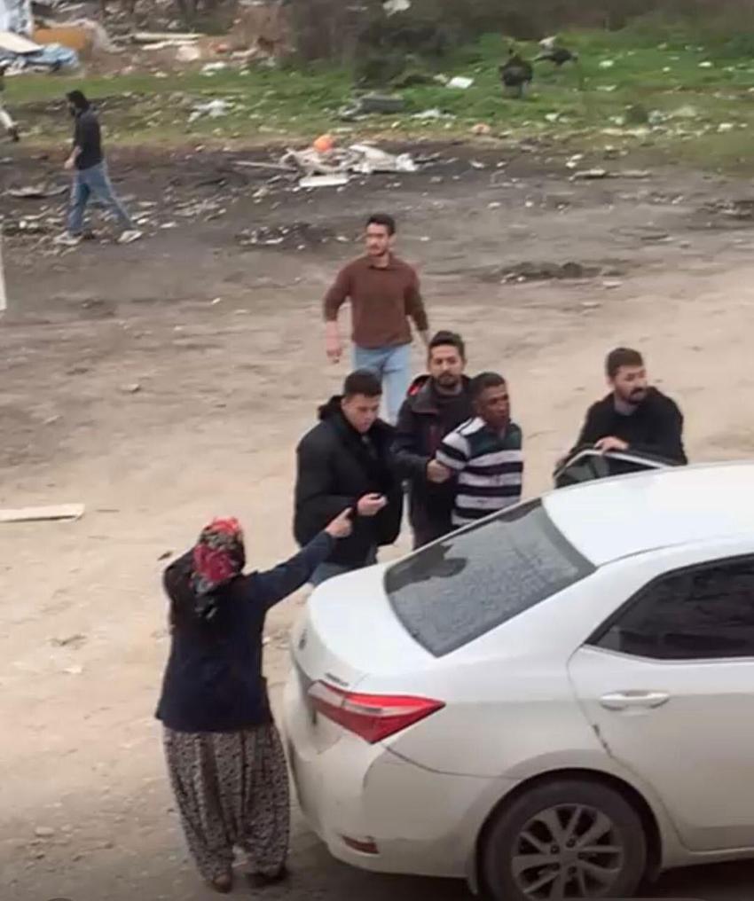 Sakarya Erenler'de hareketli dakikalar: Firariyi vermemek için polise direndiler