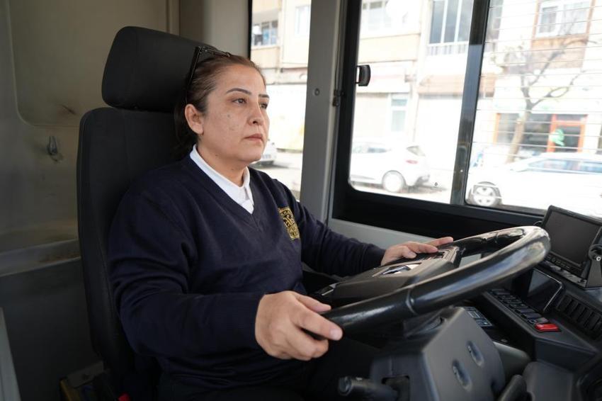 Traktörü bıraktı, belediye otobüsünün direksiyonuna geçti: Şehrin ilk kadın şoförü oldu!