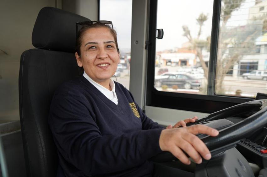 Traktörü bıraktı, belediye otobüsünün direksiyonuna geçti: Şehrin ilk kadın şoförü oldu!