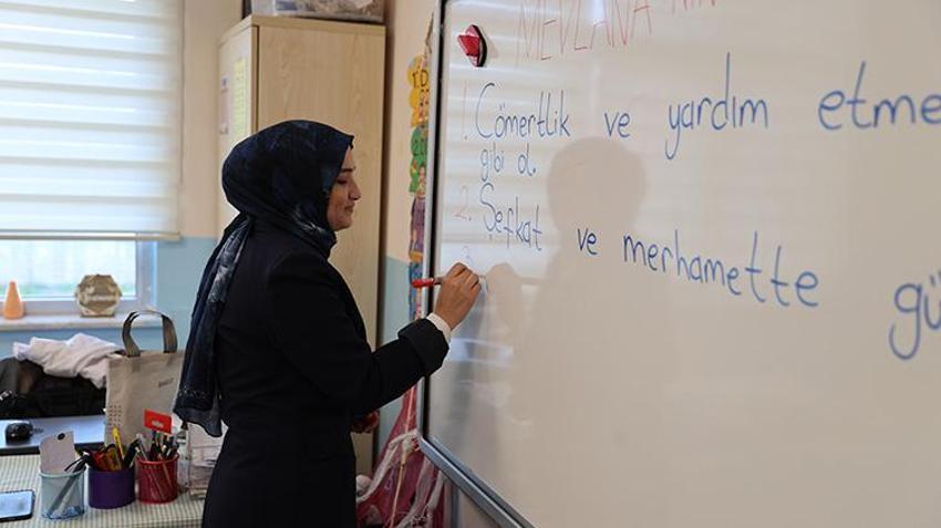 Gülistan öğretmen Şanlıurfa'nın Çalıkuşu oldu! Gündüz çocuklara, akşam annelerine okuma öğretiyor