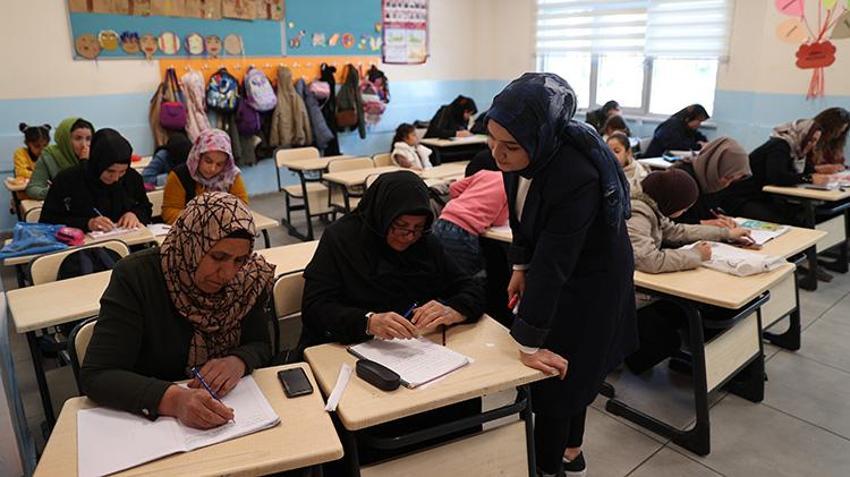 Gülistan öğretmen Şanlıurfa'nın Çalıkuşu oldu! Gündüz çocuklara, akşam annelerine okuma öğretiyor