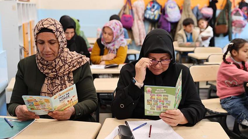 Gülistan öğretmen Şanlıurfa'nın Çalıkuşu oldu! Gündüz çocuklara, akşam annelerine okuma öğretiyor