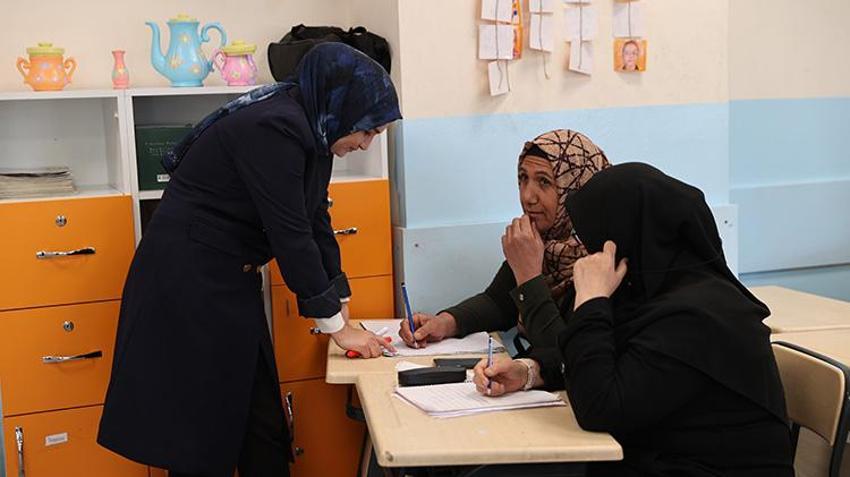 Gülistan öğretmen Şanlıurfa'nın Çalıkuşu oldu! Gündüz çocuklara, akşam annelerine okuma öğretiyor