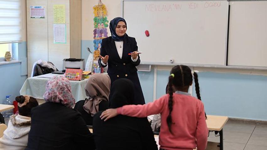 Gülistan öğretmen Şanlıurfa'nın Çalıkuşu oldu! Gündüz çocuklara, akşam annelerine okuma öğretiyor