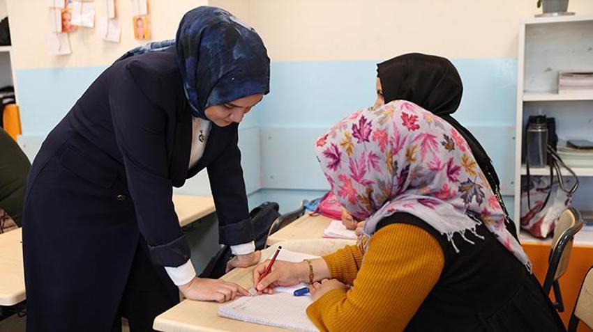 Gülistan öğretmen Şanlıurfa'nın Çalıkuşu oldu! Gündüz çocuklara, akşam annelerine okuma öğretiyor