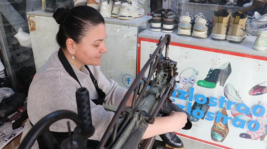 Adana'da çırak bulamayan eşine yardım etti, 11 yılda ayakkabı ustası oldu!