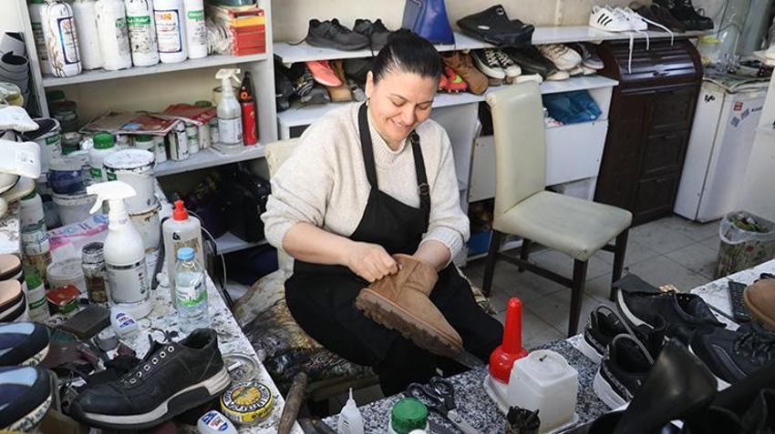 Adana'da çırak bulamayan eşine yardım etti, 11 yılda ayakkabı ustası oldu!