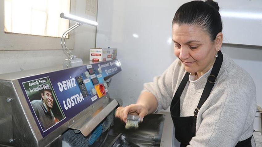 Adana'da çırak bulamayan eşine yardım etti, 11 yılda ayakkabı ustası oldu!