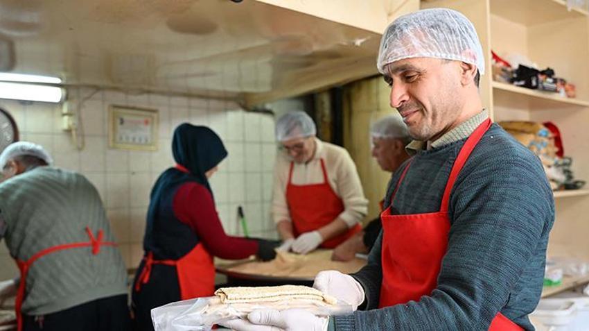 Manisa'da Ramazan klasiği: 75 yıllık lezzet susamlı helva tezgahlarda!