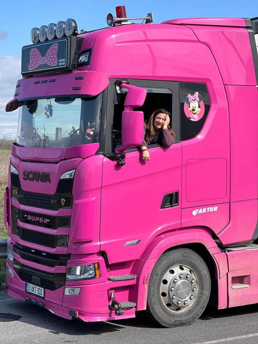 4 çocuk annesi kadın iflas etti, TIR şoförü oldu: Pembe TIR'ı ile Avrupa'da direksiyon sallıyor