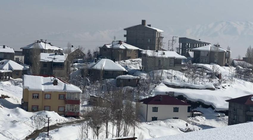 40 kilometre arayla iki mevsim: Yüksekova'da son 10 yılın en çetin kışı, Esendere'de bahar havası