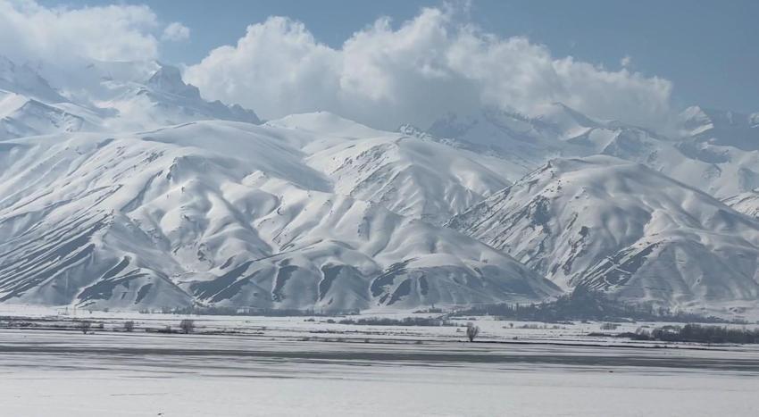 40 kilometre arayla iki mevsim: Yüksekova'da son 10 yılın en çetin kışı, Esendere'de bahar havası