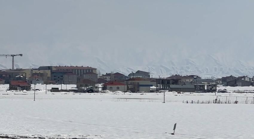 40 kilometre arayla iki mevsim: Yüksekova'da son 10 yılın en çetin kışı, Esendere'de bahar havası