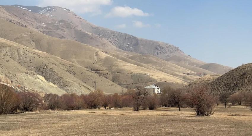 40 kilometre arayla iki mevsim: Yüksekova'da son 10 yılın en çetin kışı, Esendere'de bahar havası