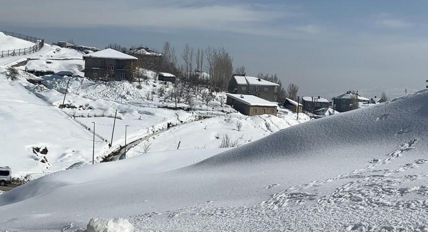 40 kilometre arayla iki mevsim: Yüksekova'da son 10 yılın en çetin kışı, Esendere'de bahar havası