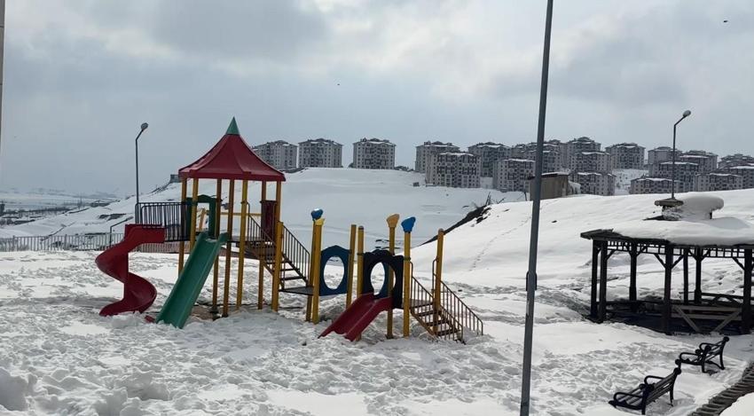 40 kilometre arayla iki mevsim: Yüksekova'da son 10 yılın en çetin kışı, Esendere'de bahar havası