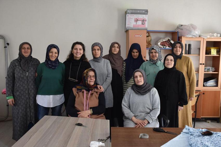 Sakarya Hendek'te fedakar annelerin hayatlarına dokunan kurs: Hem öğreniyorlar hem sosyalleşiyorlar