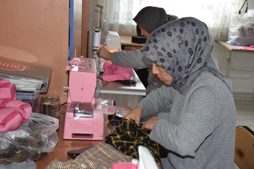 Sakarya Hendek'te fedakar annelerin hayatlarına dokunan kurs: Hem öğreniyorlar hem sosyalleşiyorlar