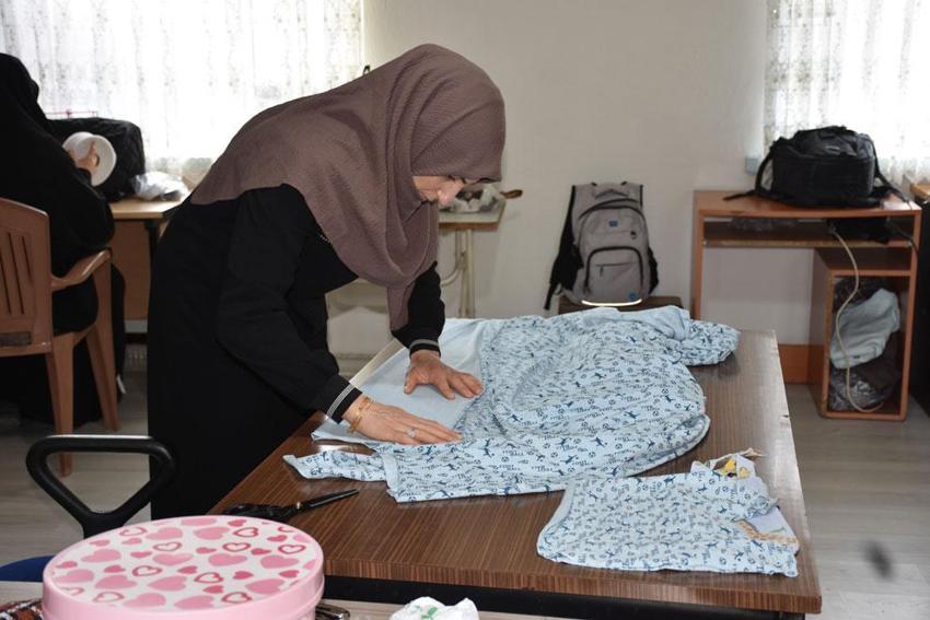 Sakarya Hendek'te fedakar annelerin hayatlarına dokunan kurs: Hem öğreniyorlar hem sosyalleşiyorlar