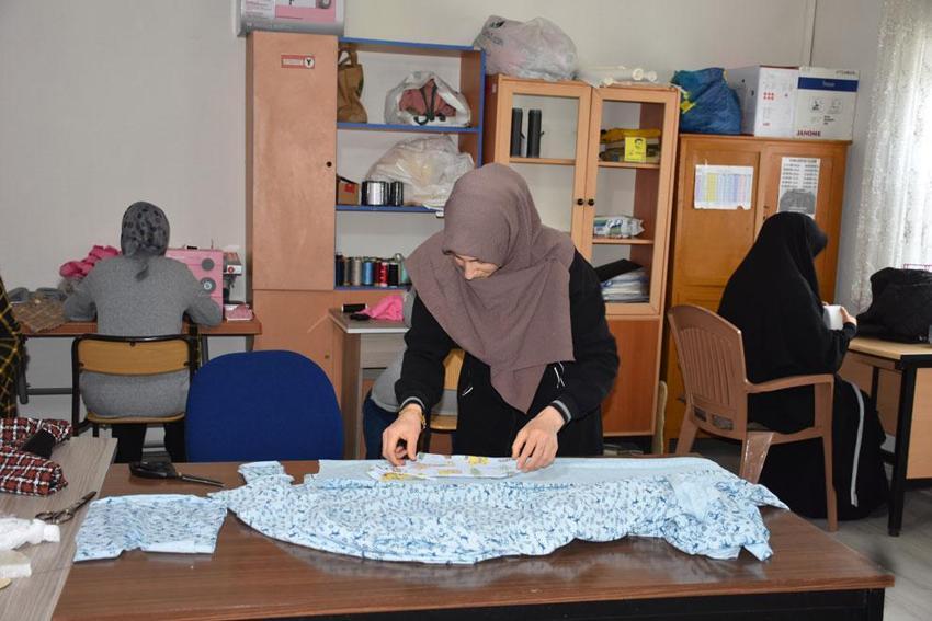 Sakarya Hendek'te fedakar annelerin hayatlarına dokunan kurs: Hem öğreniyorlar hem sosyalleşiyorlar