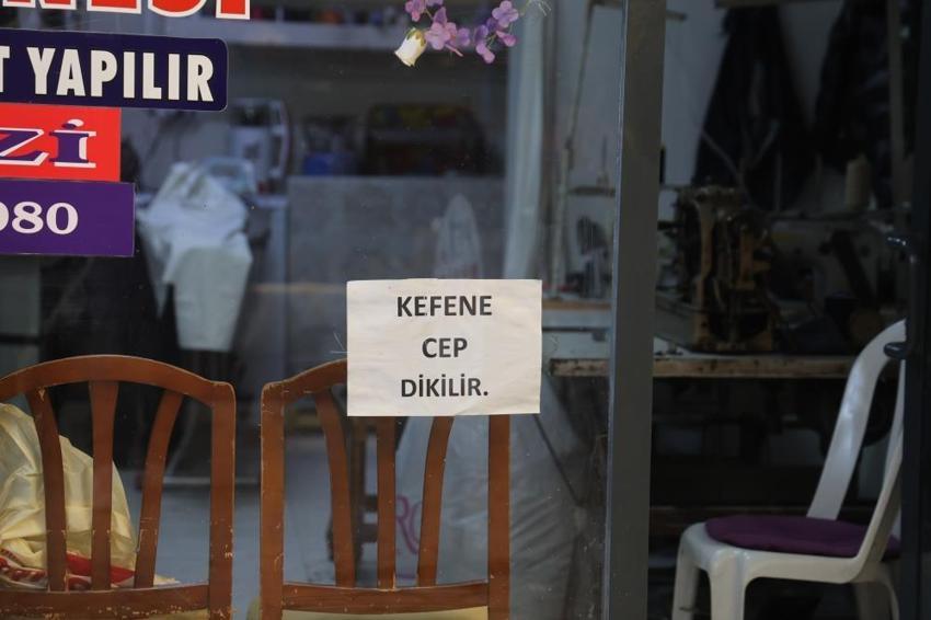 Hataylı terzi dükkanının camına astığı yazı ile cimrileri hedef aldı: 'Onların inadına yazıyı kaldırmayacağım'
