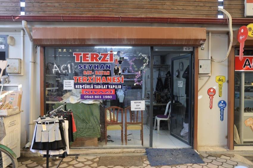 Hataylı terzi dükkanının camına astığı yazı ile cimrileri hedef aldı: 'Onların inadına yazıyı kaldırmayacağım'