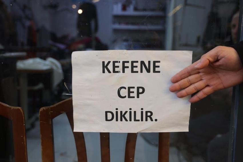 Hataylı terzi dükkanının camına astığı yazı ile cimrileri hedef aldı: 'Onların inadına yazıyı kaldırmayacağım'
