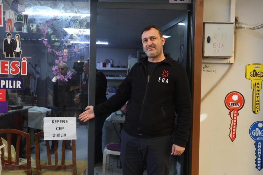 Hataylı terzi dükkanının camına astığı yazı ile cimrileri hedef aldı: 'Onların inadına yazıyı kaldırmayacağım'