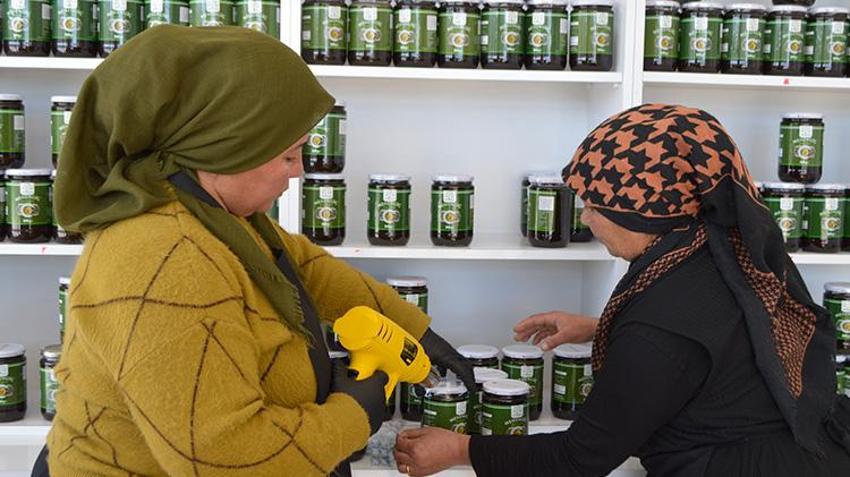 Adıyaman'da köylü kadınlar üreterek deprem yaralarını sardı! Depremzede kadınlara sahip çıktılar