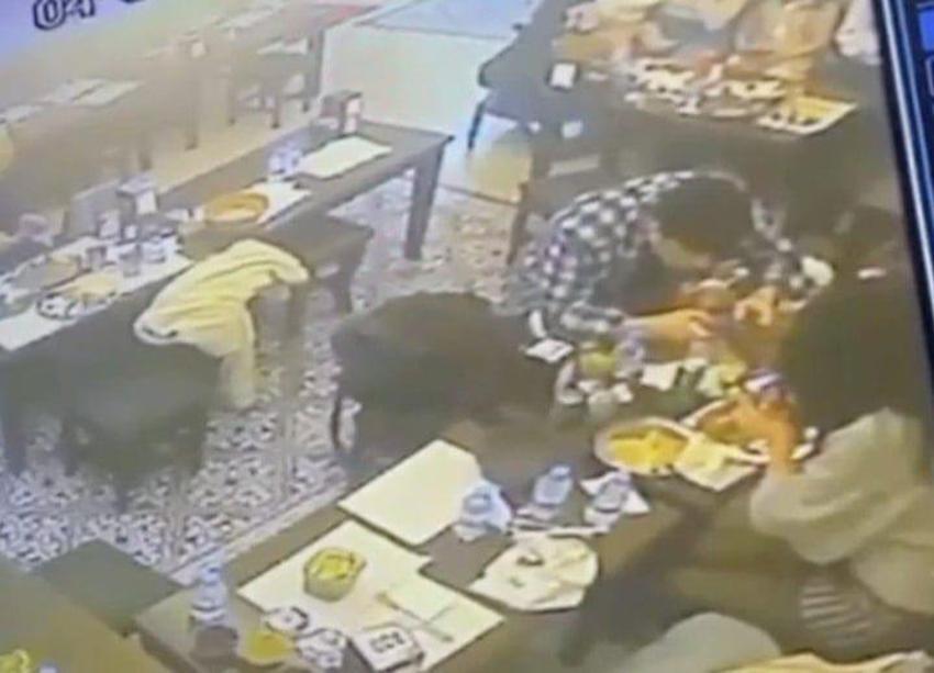 Taksim’de yemek yerken dudağını böcek ısırdı! O anlar kamerada