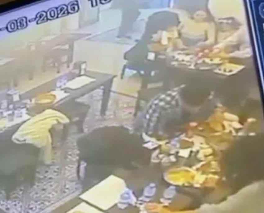 Taksim’de yemek yerken dudağını böcek ısırdı! O anlar kamerada