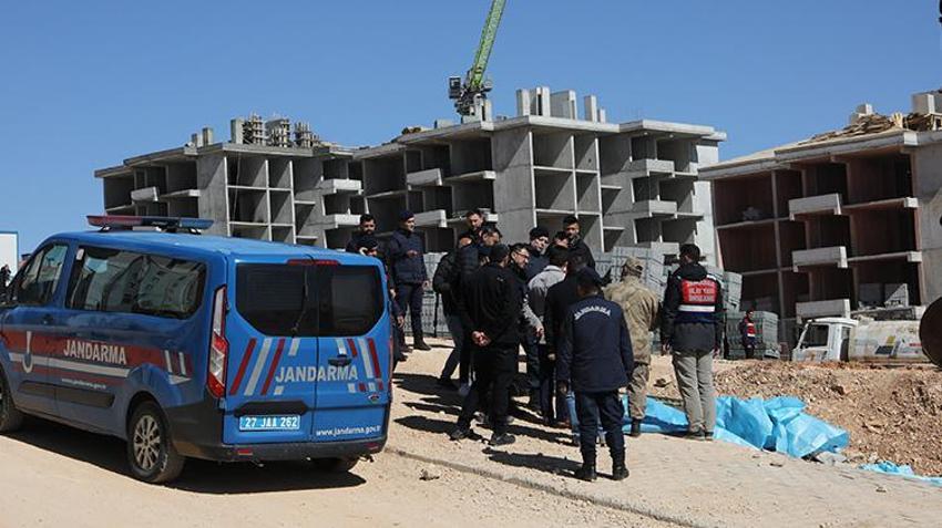 SON DAKİKA: Türk hava sahasında vurulan mühimmatın parçaları Gaziantep'e düştü! Olay yerinden ilk görüntüler geldi