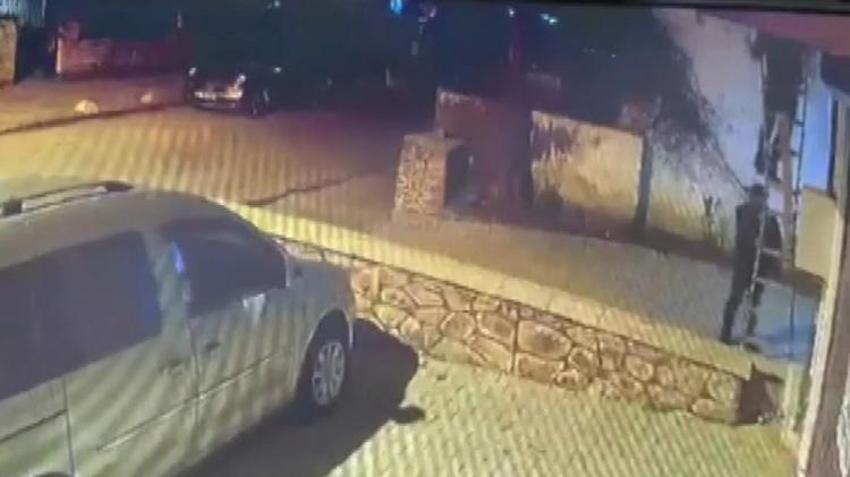Kadıköy'de merdiven dayayıp girdikleri evde 1 milyon TL değerinde ziynet eşyası çaldılar! Ellerini ve ayaklarını bağladılar