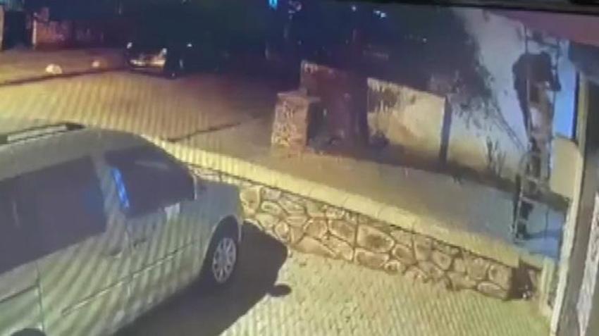 Kadıköy'de merdiven dayayıp girdikleri evde 1 milyon TL değerinde ziynet eşyası çaldılar! Ellerini ve ayaklarını bağladılar