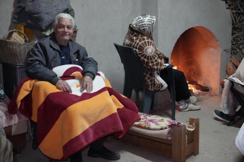 Denizli'de artçı depremler vatandaşı uyutmuyor! Dışarıda ateşin başında sabahladılar
