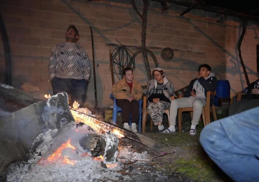 Denizli'de artçı depremler vatandaşı uyutmuyor! Dışarıda ateşin başında sabahladılar