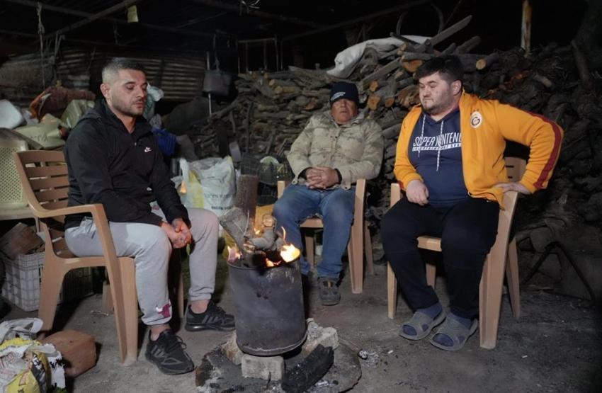 Denizli'de artçı depremler vatandaşı uyutmuyor! Dışarıda ateşin başında sabahladılar