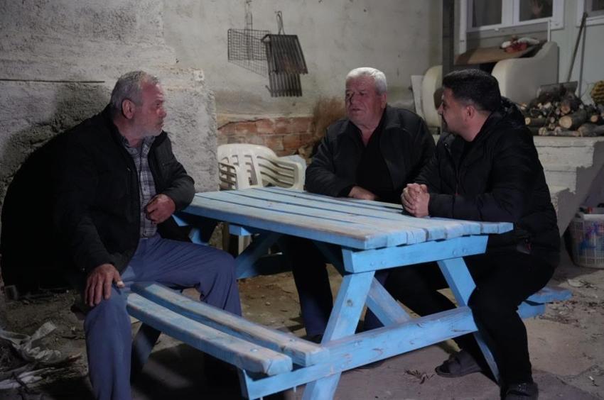Denizli'de artçı depremler vatandaşı uyutmuyor! Dışarıda ateşin başında sabahladılar