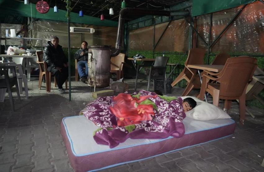 Denizli'de artçı depremler vatandaşı uyutmuyor! Dışarıda ateşin başında sabahladılar