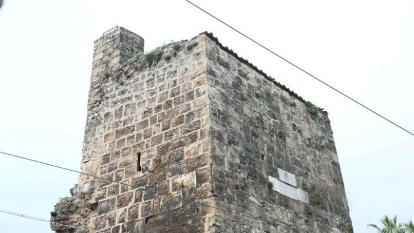 Antalya'da gizli tarih bulundu! Tek tek çıkarıldı: Ev ve sur duvarları arasında görüldü