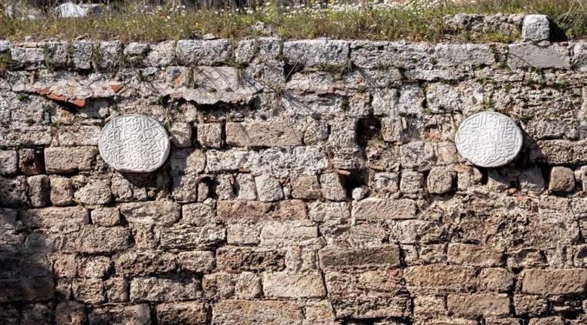 Antalya'da gizli tarih bulundu! Tek tek çıkarıldı: Ev ve sur duvarları arasında görüldü