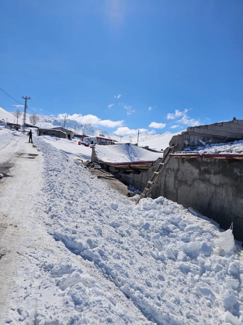 Iğdır Tuzluca'da facianın eşiğinden dönüldü! Yoğun kar yağışı nedeniyle çatı çöktü