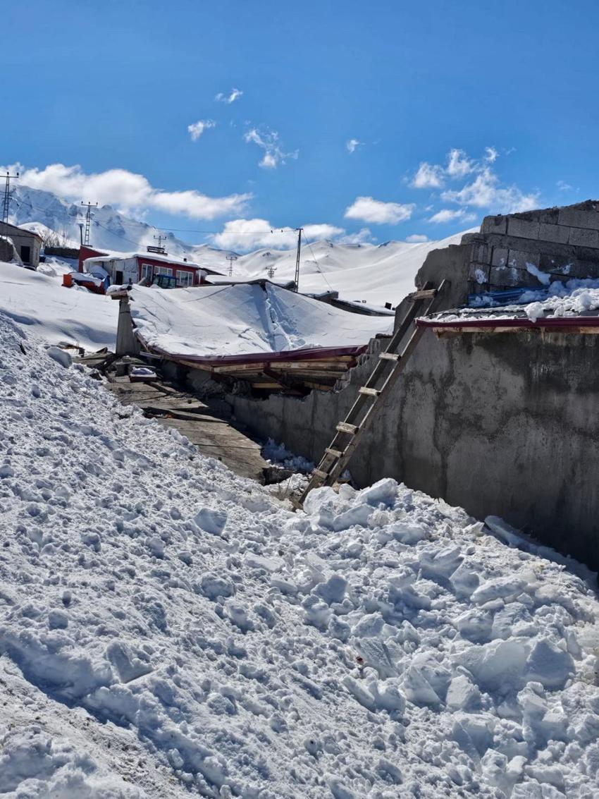 Iğdır Tuzluca'da facianın eşiğinden dönüldü! Yoğun kar yağışı nedeniyle çatı çöktü