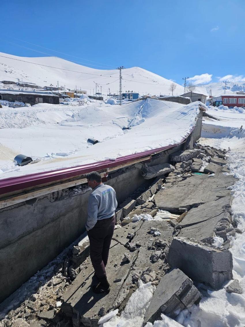 Iğdır Tuzluca'da facianın eşiğinden dönüldü! Yoğun kar yağışı nedeniyle çatı çöktü