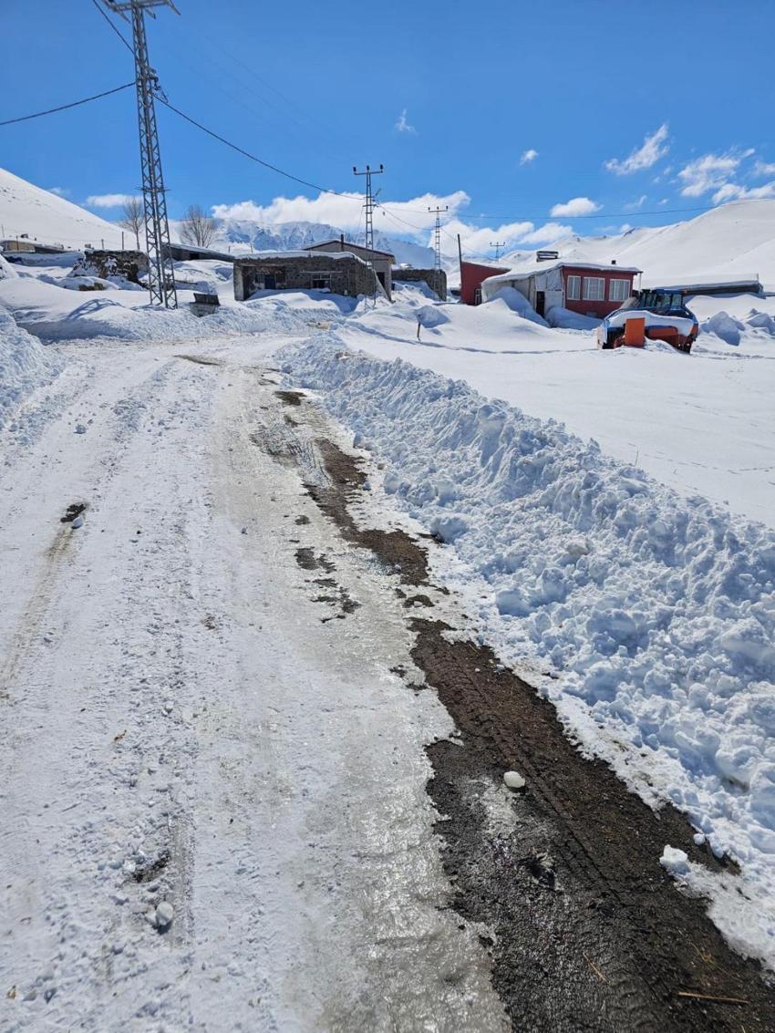 Iğdır Tuzluca'da facianın eşiğinden dönüldü! Yoğun kar yağışı nedeniyle çatı çöktü