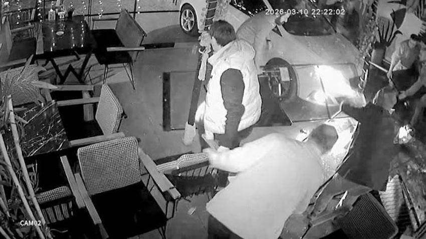 Kocaeli'de dehşet anları! Otomobil kafeye daldı 2 kişi yaralandı