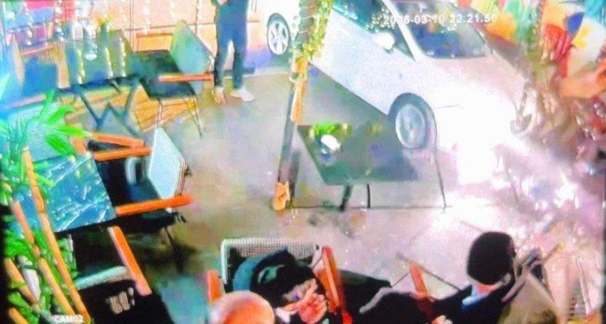Kocaeli'de dehşet anları! Otomobil kafeye daldı 2 kişi yaralandı