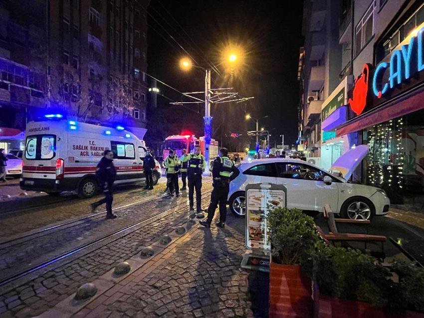 Kocaeli'de dehşet anları! Otomobil kafeye daldı 2 kişi yaralandı