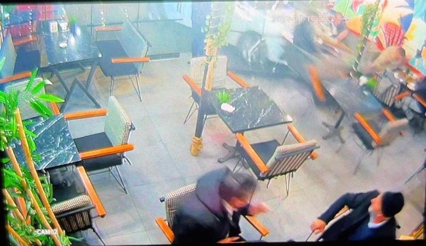Kocaeli'de dehşet anları! Otomobil kafeye daldı 2 kişi yaralandı